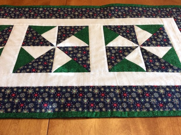 Table Runner - Navy/Green Double Pinwheel by 
Della Cronkrite