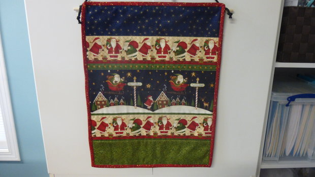 Christmas Wall Hanging - Never Enough Santas by 
Della Cronkrite