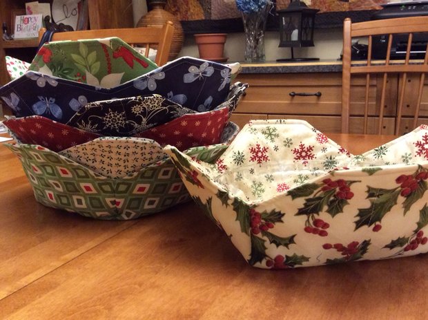 Pie Plate Holders by 
Della Cronkrite