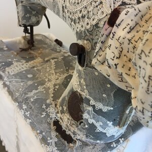 Singer Salvaged by 
Laura Feeleus
