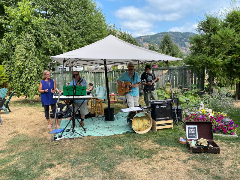 Free Live Outdoor Music: Richie Valley, Brian Richardson @ Honeymoon Bay Open Air Market Aug 28 2021 - Jun 3rd @ Honeymoon Bay Open Air Market