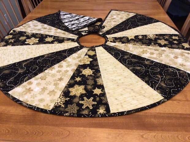 Snowflakes & Garland Tree Skirt by 
Della Cronkrite
