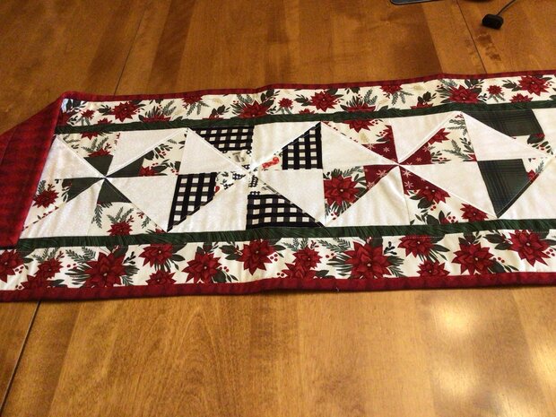 Christmas Pinwheel Runner by 
Della Cronkrite