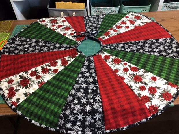 Red Green Christmas Tree Skirt by 
Della Cronkrite