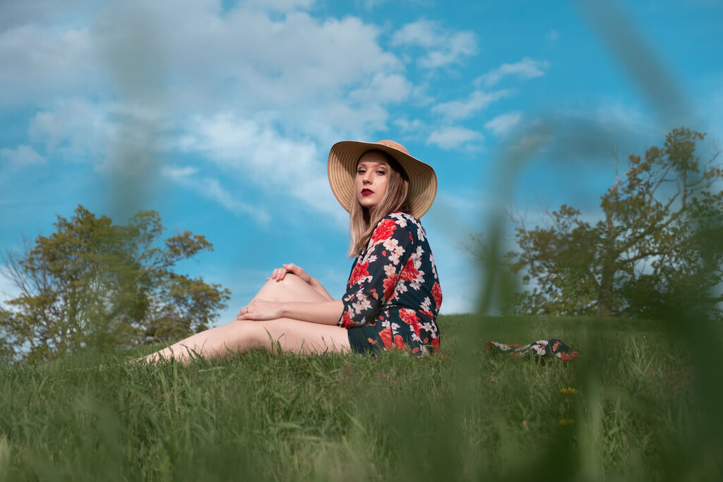 Kingston folk-rock Songstress Erika Lamon moves forward to “Catch the Light”