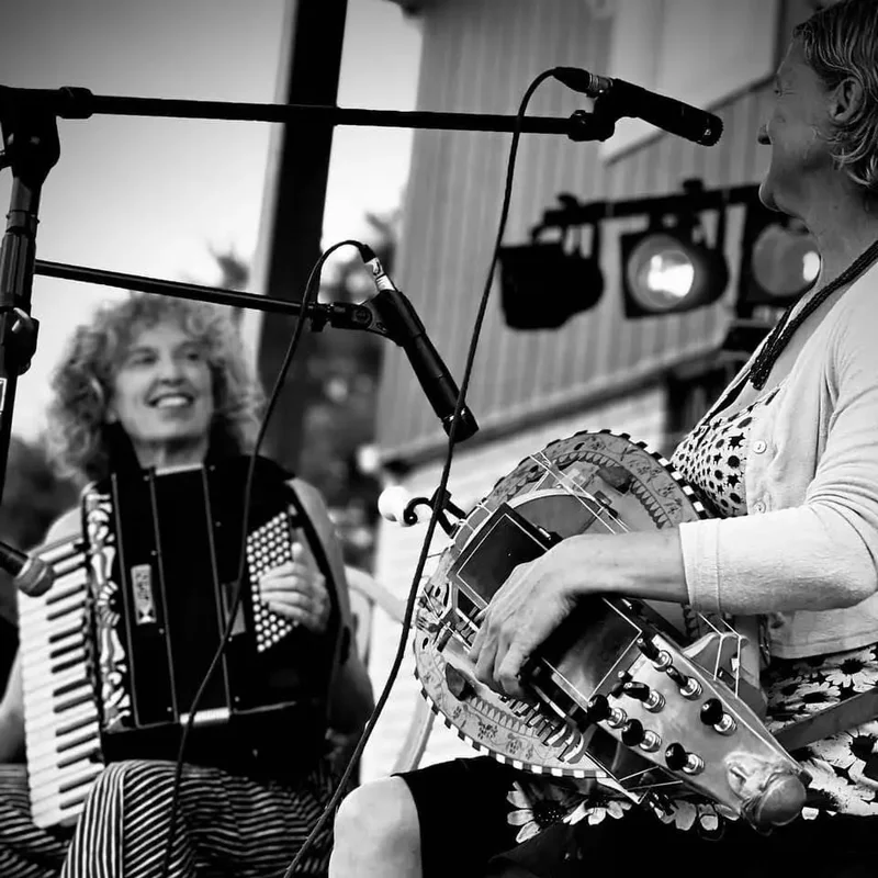 Chanter la Pomme &mdash; Alison Gowan and Jan LeClair - May 6th @ Hotel Wolfe Island