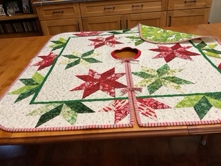 Festive Wishes Batiks Tree Skirt by 
Della Cronkrite