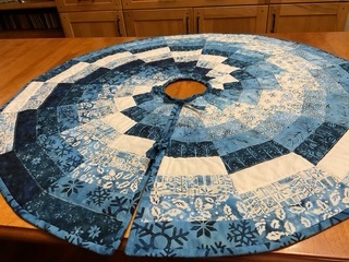 Snowfall Batiks - Bargello Tree Skirt by 
Della Cronkrite