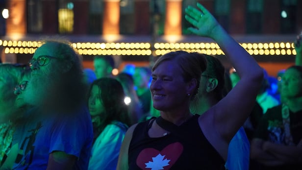 Celebratory crowd gathers in Kingston, Ont., to watch Tragically Hip\'s final concert