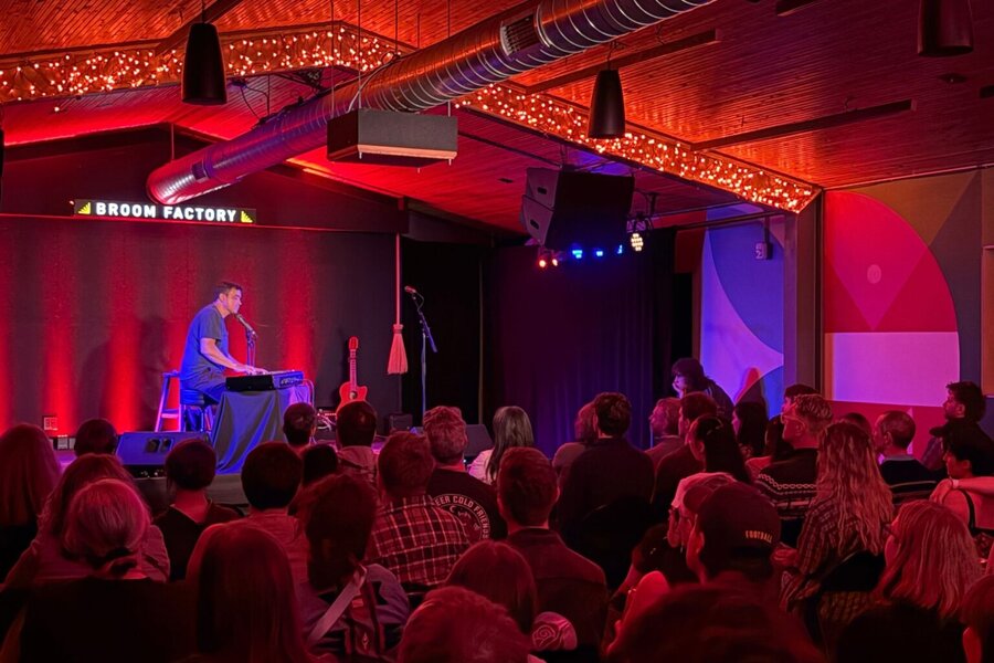 Spencer Krug performs an intimate show at the Broom Factory